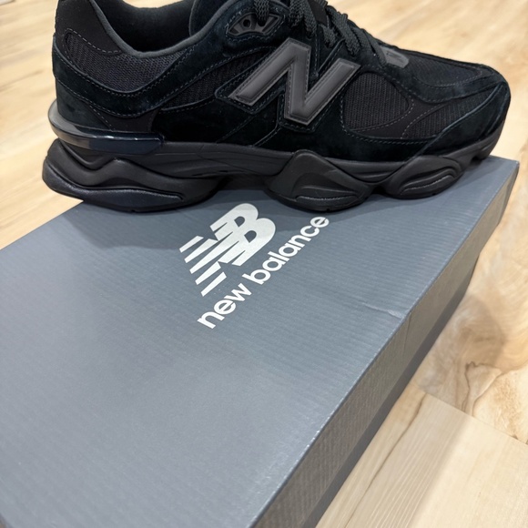RARE Men’s New Balance Triple Black 9060 - Picture 2 of 4